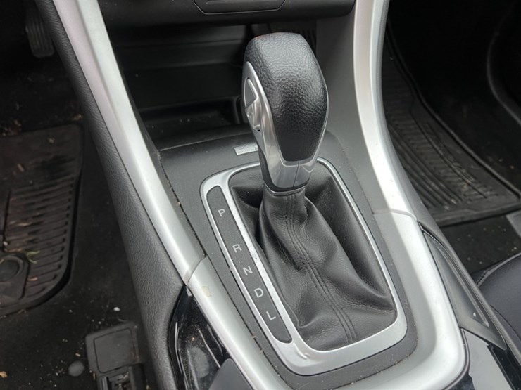 2013-ford-fusion-se-hybrid-sedan-image-27