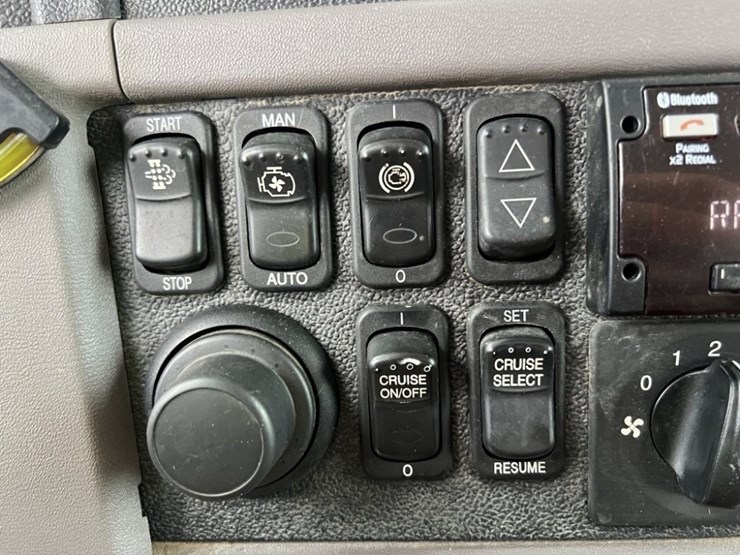 2017-peterbilt-389-image-28