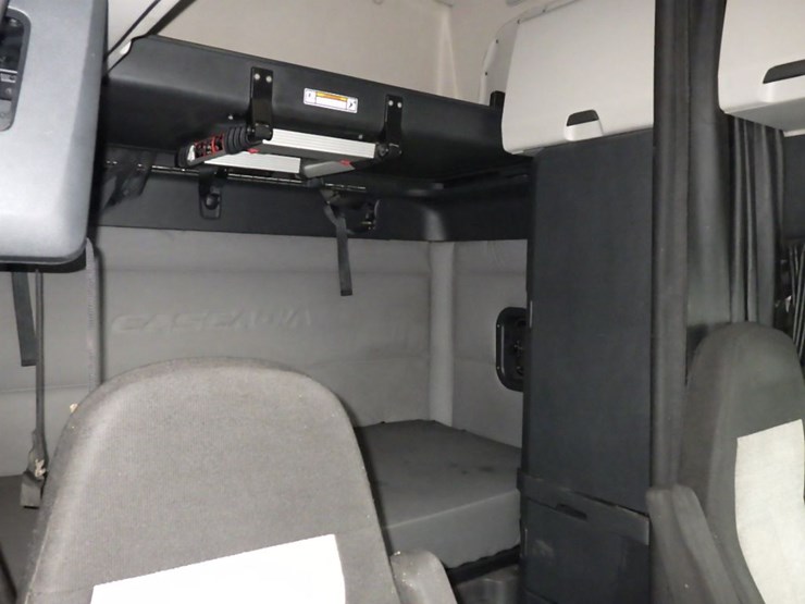 2020-freightliner-cascadia-126-image-5