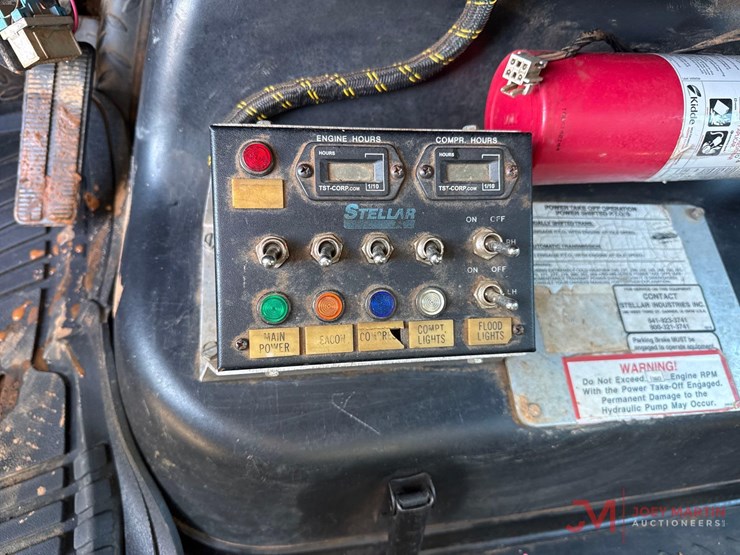 2005-chevrolet-c5500-flatbed-truck-image-27