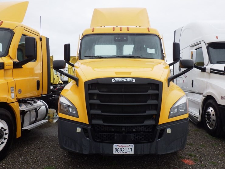 2022-freightliner-cascadia-126-image-2