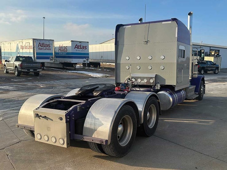 2024-peterbilt-389-image-3