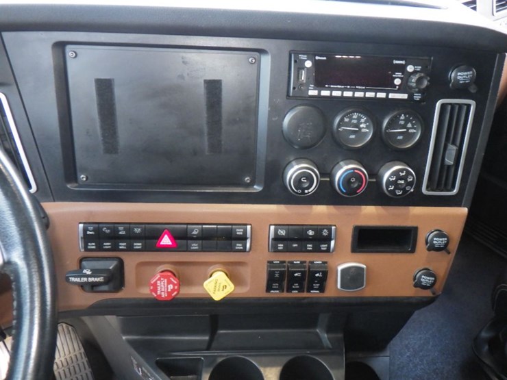 2023-freightliner-cascadia-126-image-21