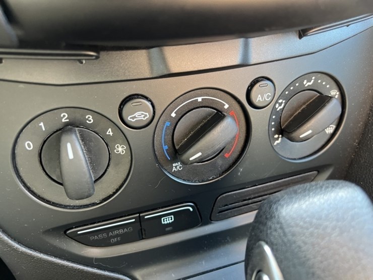 2014-ford-focus-sedan-image-27