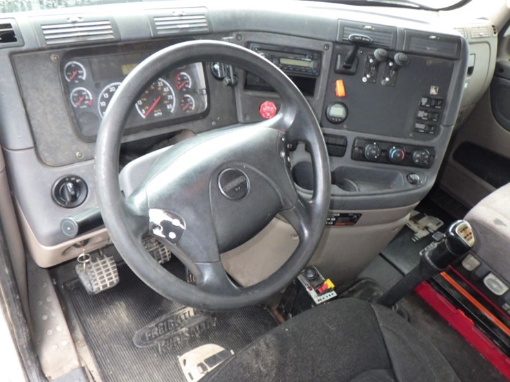 2016-freightliner-cascadia-125-image-14