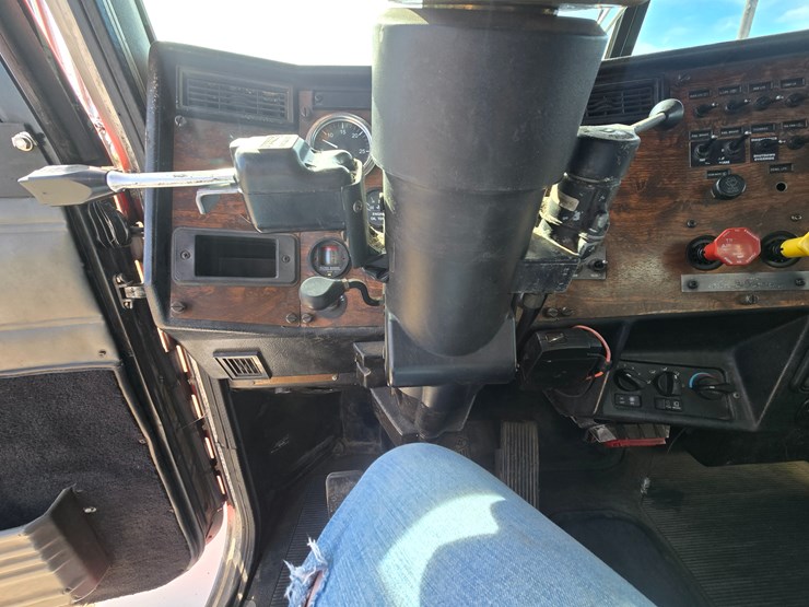 1997-peterbilt-377-image-66