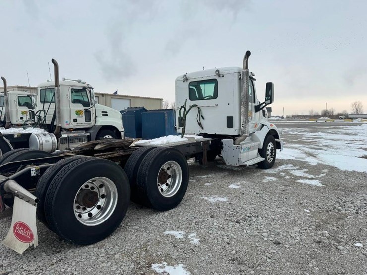 2017-peterbilt-567-image-3