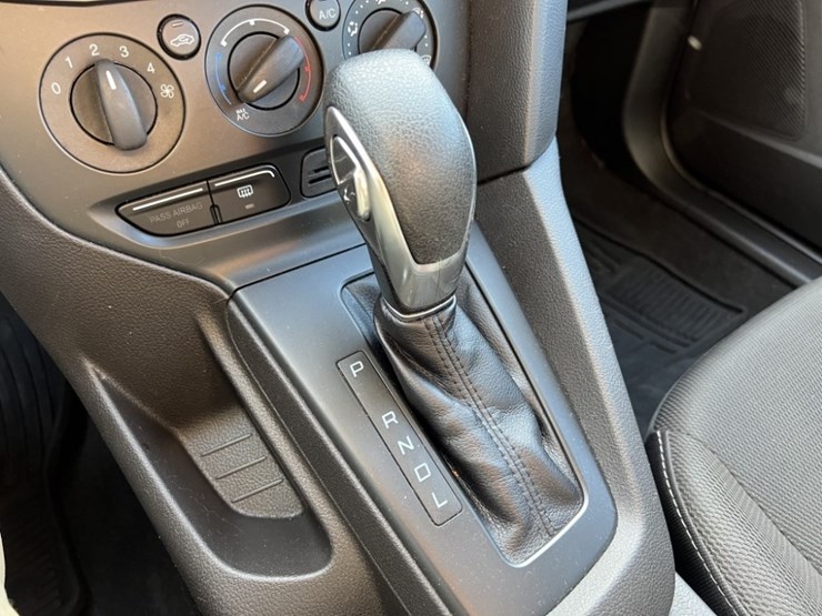 2014-ford-focus-sedan-image-28