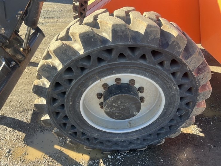 2017-jlg-6036-image-11