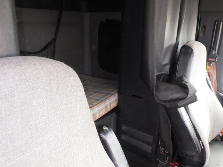 2019-freightliner-cascadia-126-image-6