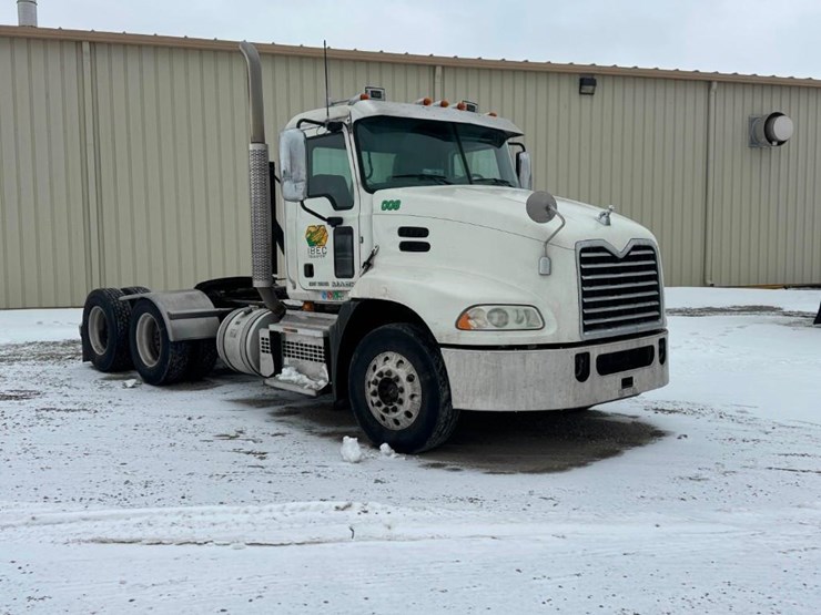 2018-mack-cxu613-day-cab-image-2