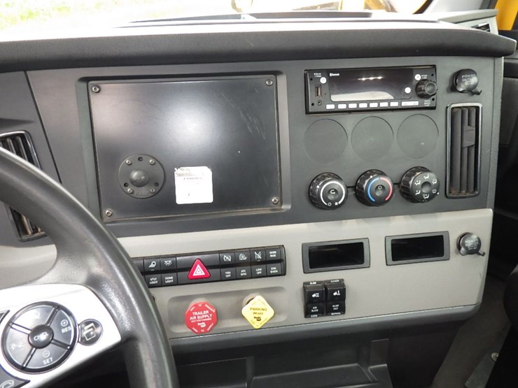 2022-freightliner-cascadia-126-image-14