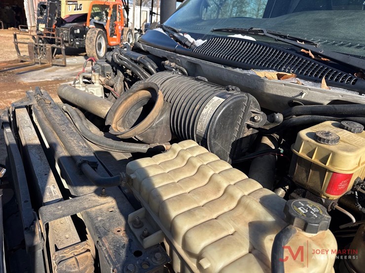 2005-chevrolet-c5500-flatbed-truck-image-18