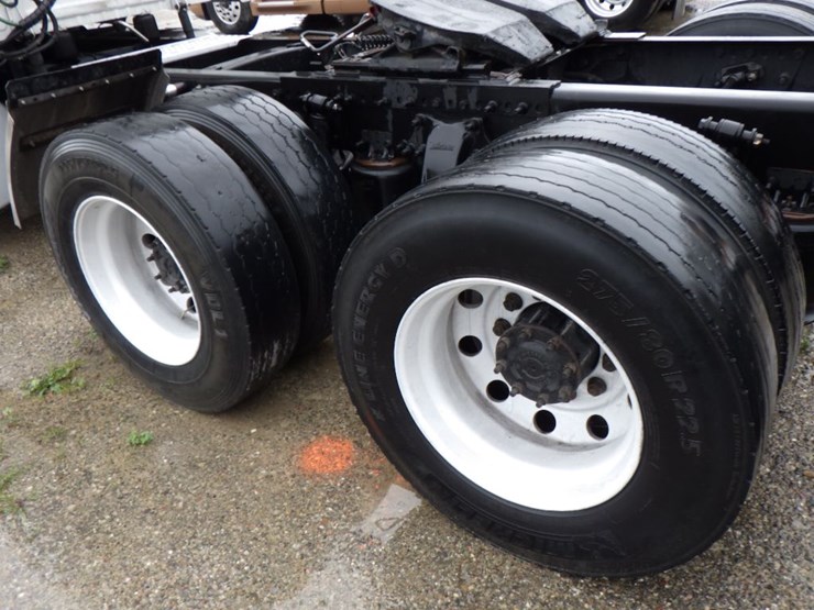 2013-freightliner-cascadia-125-image-14