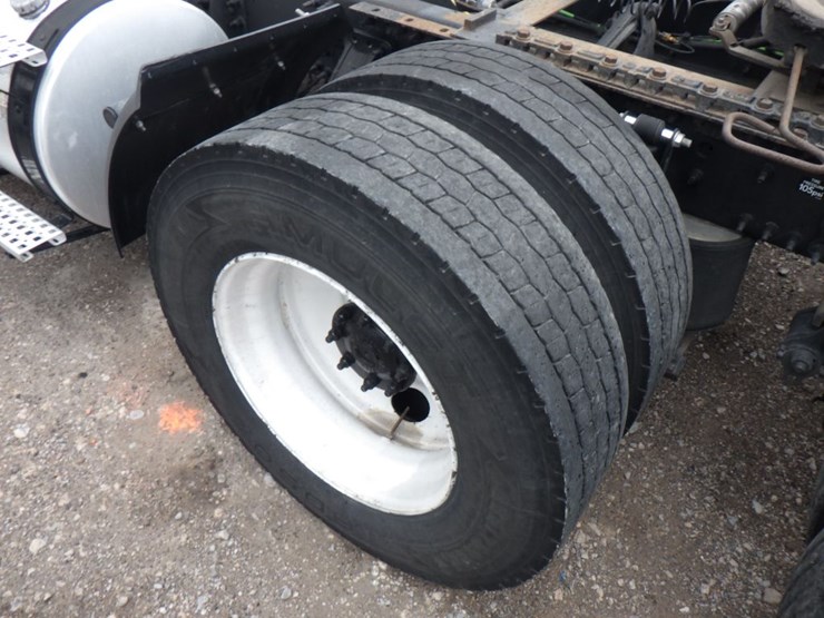 2012-volvo-vnl-300-image-12