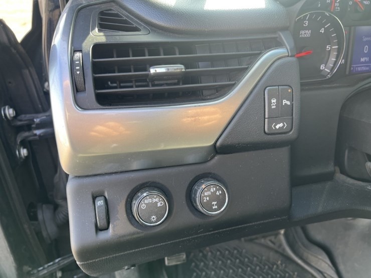 2015-chevrolet-tahoe-image-28