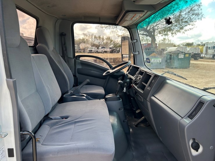 2020-isuzu-nqr-image-8