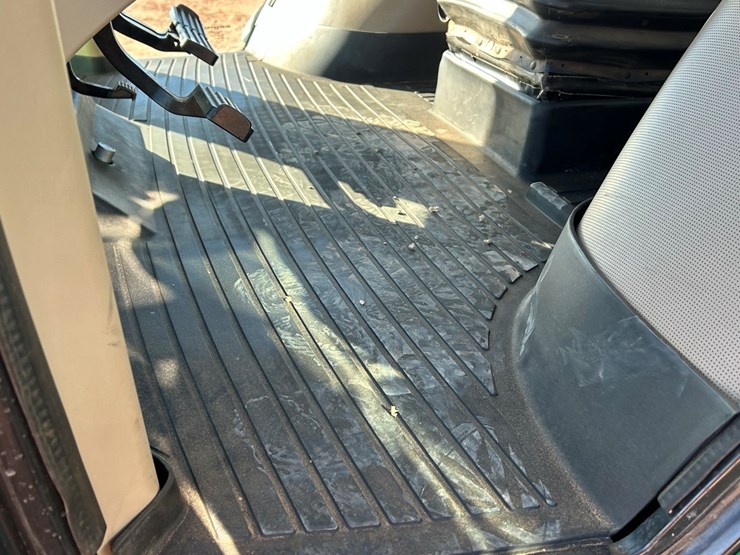 2010-john-deere-8295r-image-25