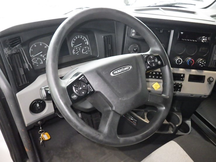 2020-freightliner-cascadia-126-image-23