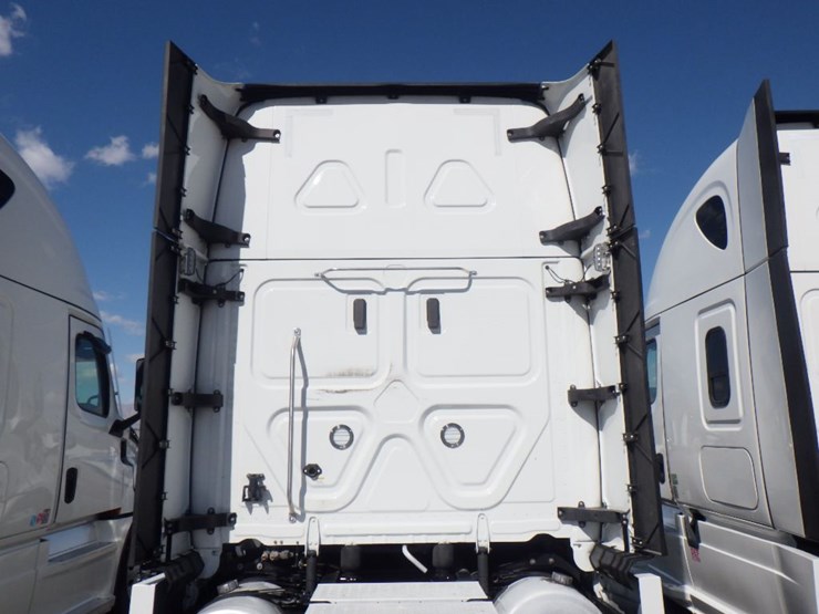 2024-freightliner-cascadia-126-image-12