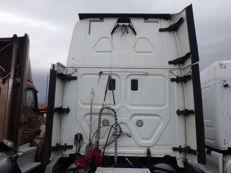 2013-freightliner-cascadia-125-image-11