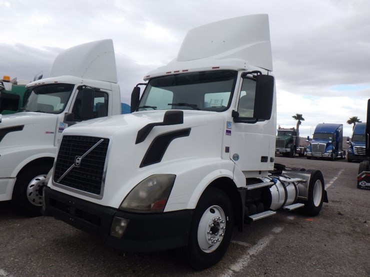 2012-volvo-vnl-300-image-1