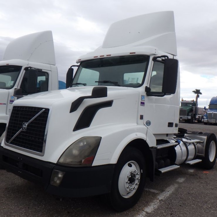 2012 VOLVO VNL 300