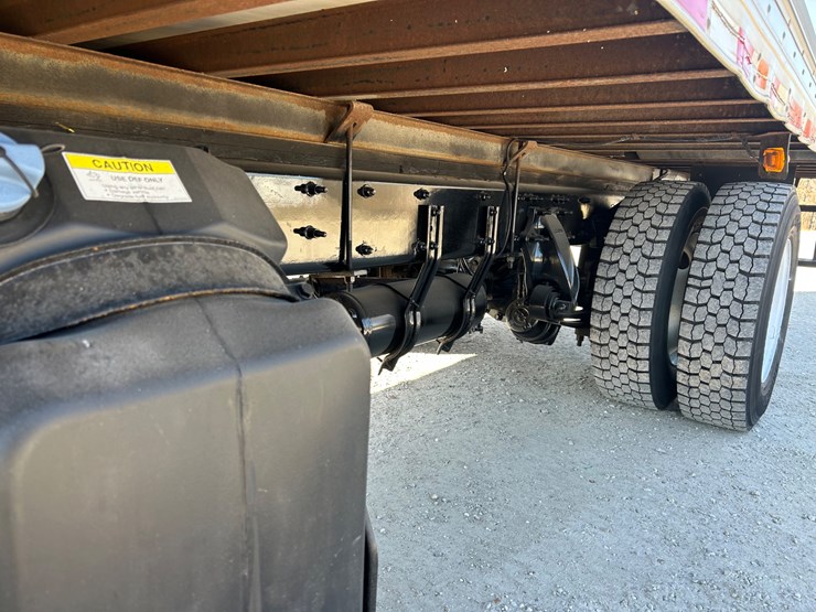 2018-freightliner-m2-106-image-75