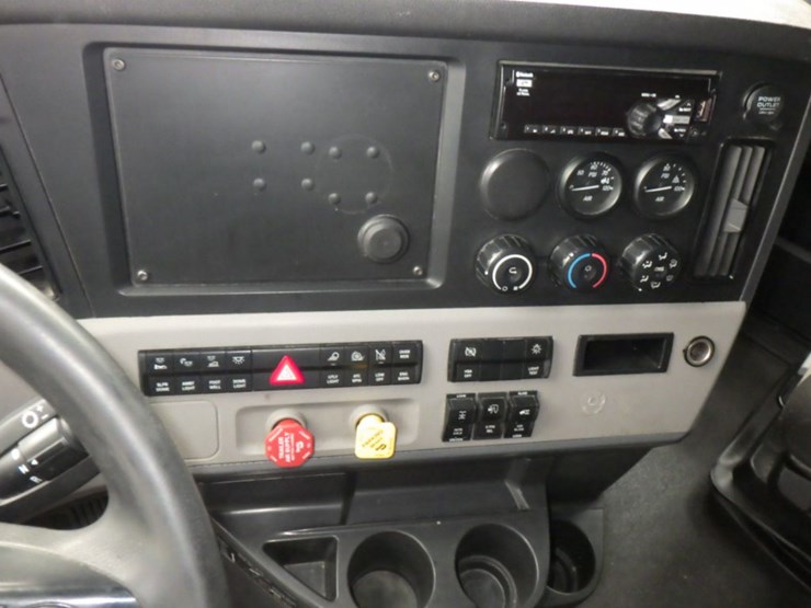 2021-freightliner-cascadia-126-image-24