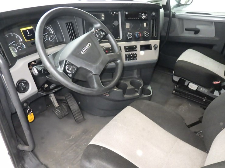 2020-freightliner-cascadia-126-image-20