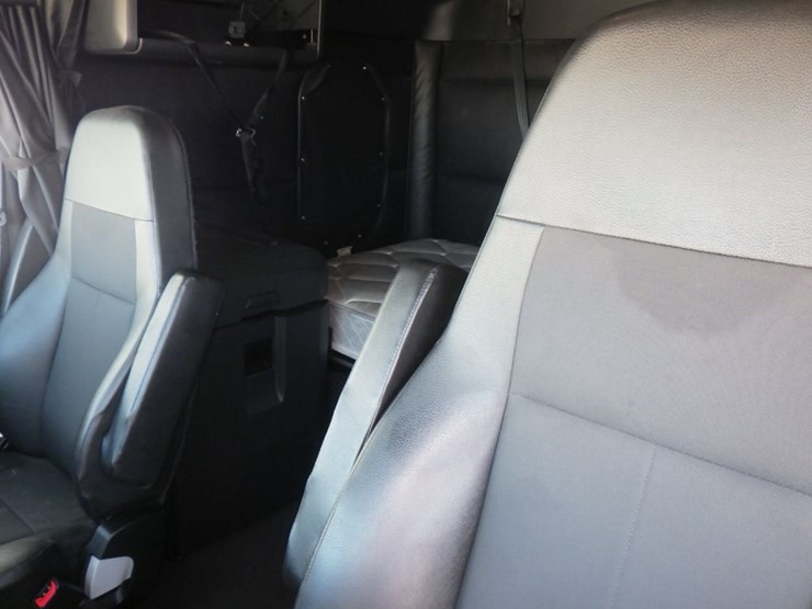 2024-freightliner-cascadia-126-image-23