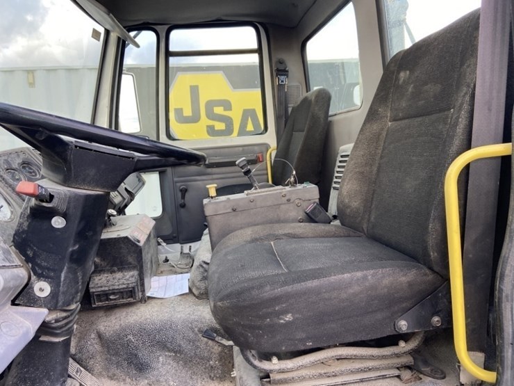 2005-freightliner-fc80-image-17