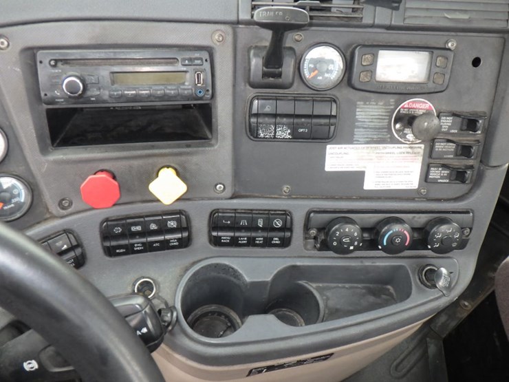 2015-freightliner-cascadia-113-evolution-image-17