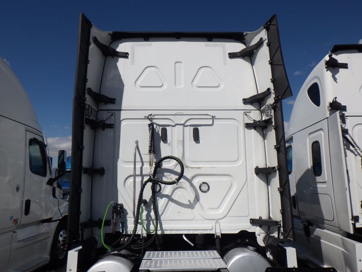 2024-freightliner-cascadia-126-image-12