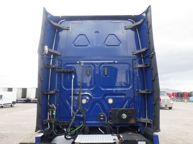 2019-freightliner-cascadia-126-image-14