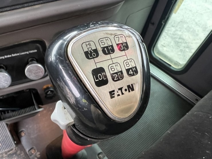 2017-peterbilt-389-image-35