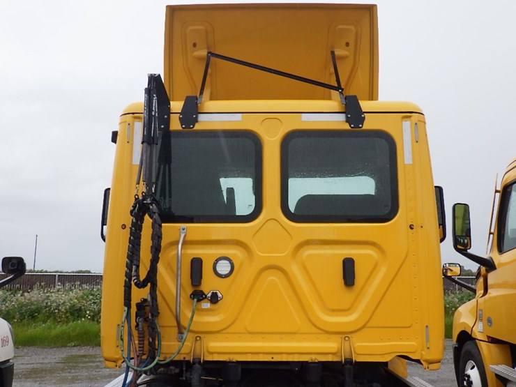 2022-freightliner-cascadia-126-image-9