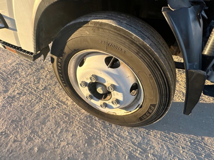 2021-isuzu-npr-image-10