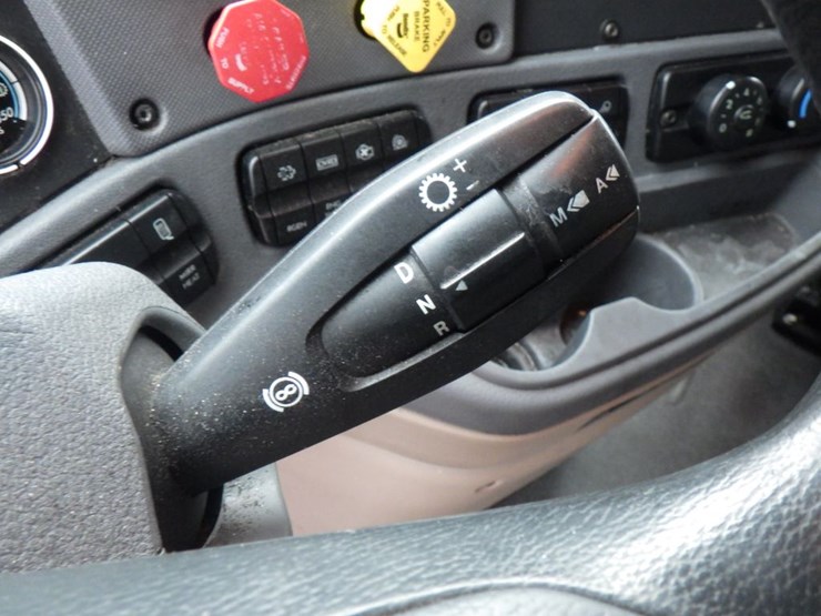 2016-freightliner-cascadia-125-image-12