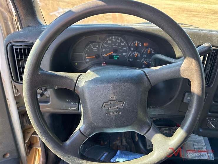 2005-chevrolet-c5500-flatbed-truck-image-28