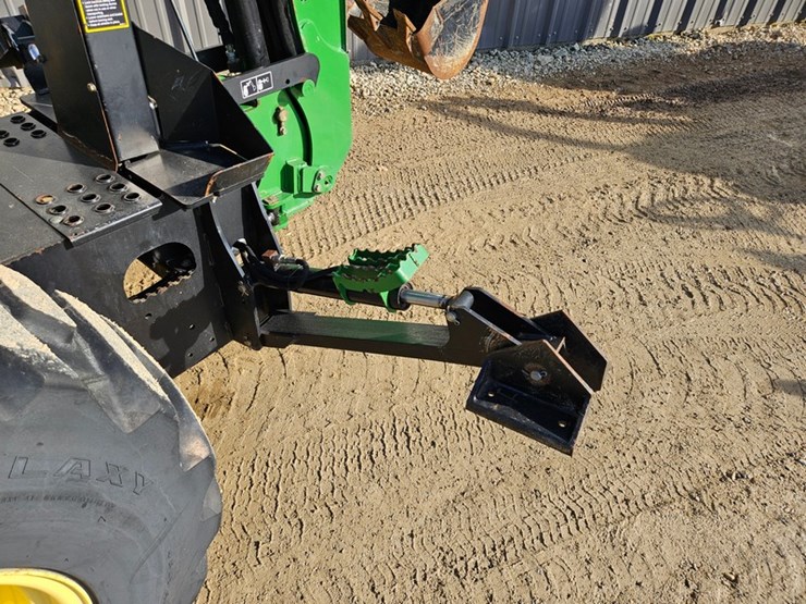 john-deere-3320-image-17