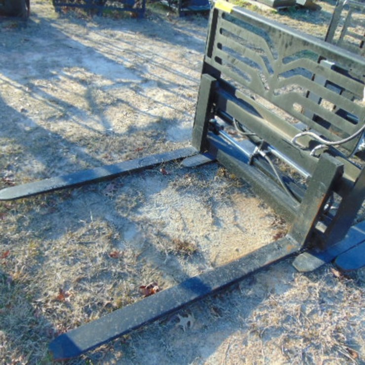 HYDRAULIC ADJUSTABLE 5500# SKID STEER FORKS
