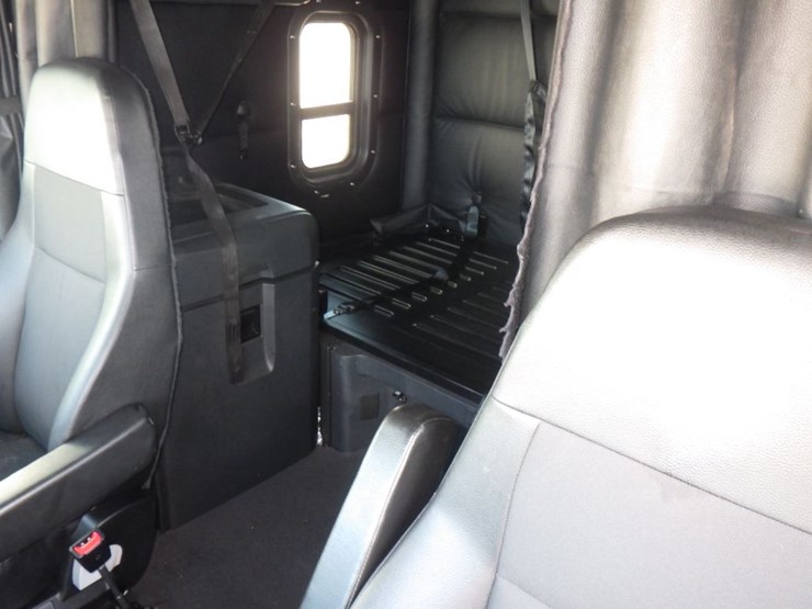 2024-freightliner-cascadia-126-image-22