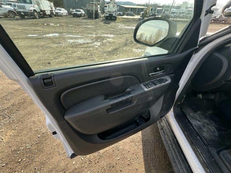 2012-chevrolet-tahoe-image-26