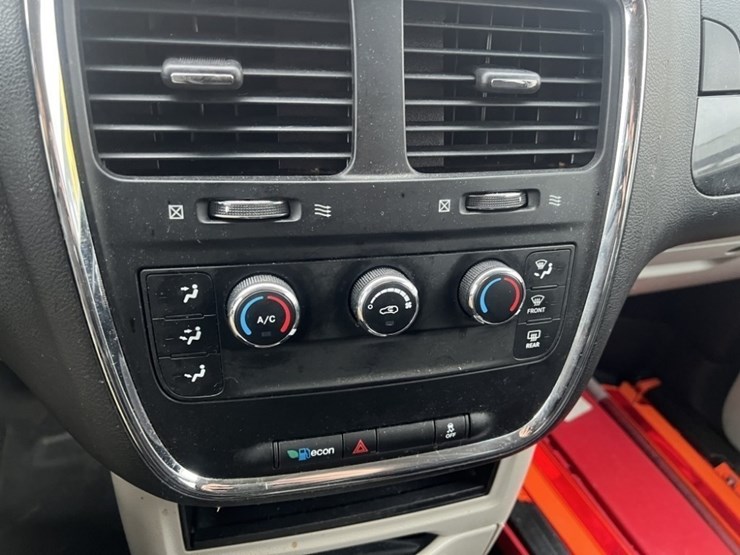 2014-dodge-grand-caravan-image-28