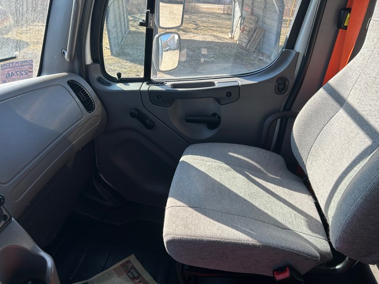 2018-freightliner-m2-106-image-50