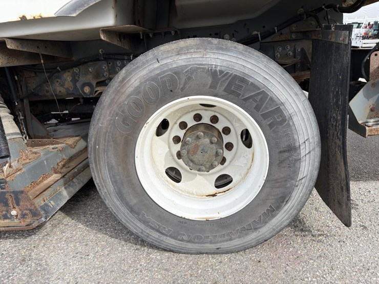 2009-gmc-t7500-image-5