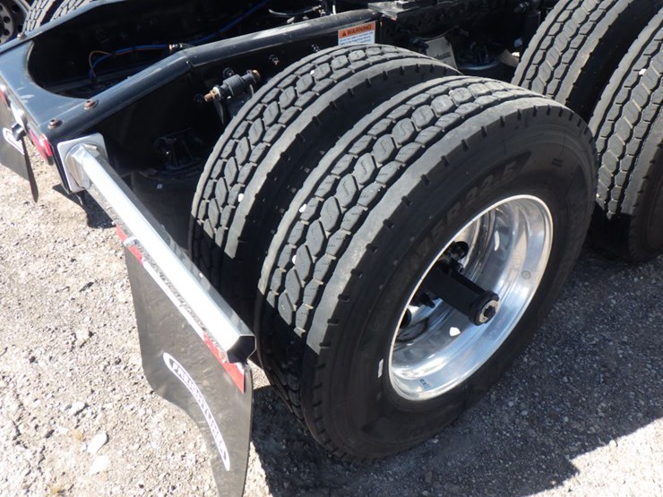 2024-freightliner-cascadia-126-image-8