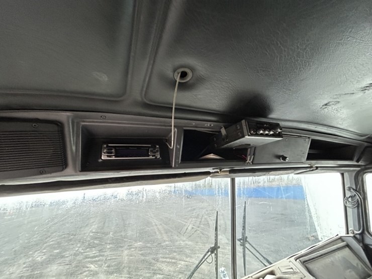 1985-mack-mh633-t/a-sleeper-truck-tractor-image-21