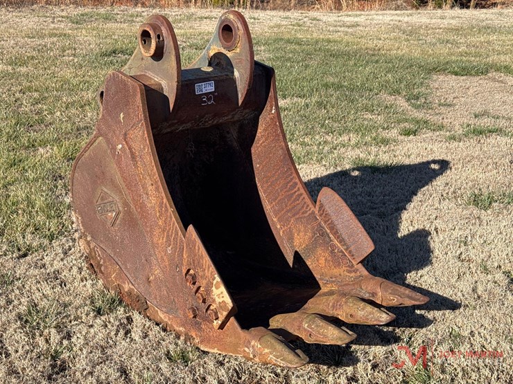 hensly-32"-excavator-tooth-bucket-image-1